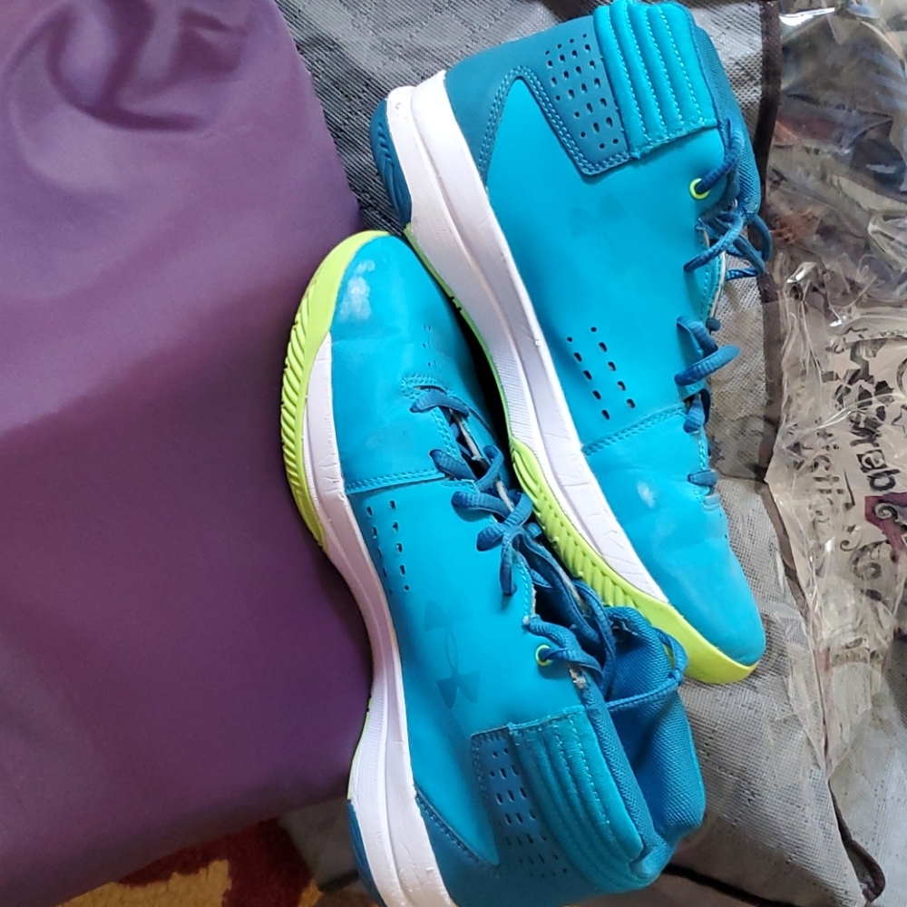 Under Armour Shoes - Picture 4 of 7